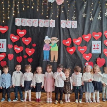 ,,Pędzą wnuki ulicami z ogromnymi laurkami. Te laurki pełne kwiatków są dla wszystkich babć i dziadków. A dziadkowie wraz z babciami już czekają przed domami. Przez lornetki patrzą w dal wystrojeni jak na bal.''